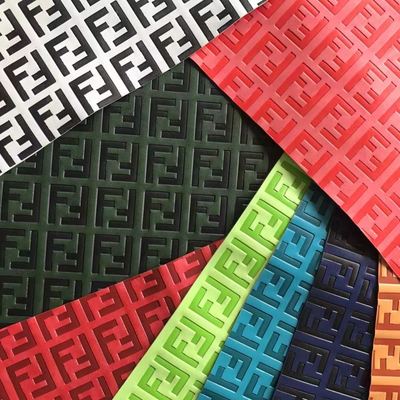 Personalizza la pelle sintetica goffrata con cambio colore in vinile PU per scarpe, borse, tappetini da tavolo, tessuto in finta pelle