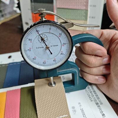 Pelle sintetica in rotolo di pelle sintetica in PVC con trama esagonale in rilievo per borse, mobili, interni auto